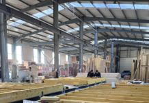 Standardul de 0,1 mm: Cum transformă producția industrializată construcțiile din lemn în Bucovina